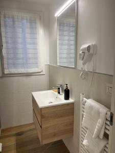 uma casa de banho com um lavatório e um espelho em B&B La Fontana dei Cani em Ascoli Piceno