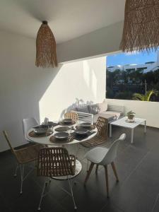 Habitación con mesa, sillas y sofá en Paraiso, en Villaverde