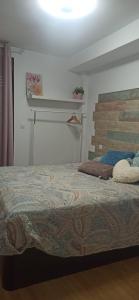 En eller flere senge i et værelse på MI LUGAR FAVORITO SABI + 4 billeder