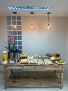 una mesa con muchos platos de comida. en Casa Premiatto en Holambra