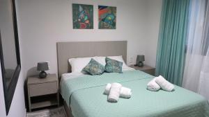 um quarto com uma cama com toalhas em Φεγγαρόφως Παμβώτιδας em Ioannina