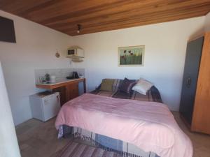 ein Schlafzimmer mit einem Bett in einem Zimmer in der Unterkunft SUÍTE VISTA LINDA in Cunha