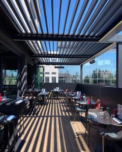 un restaurant avec des tables et des chaises sur une terrasse dans l'établissement Skol l'Original, à Luxembourg