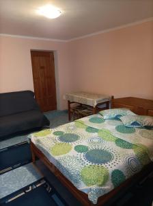 um quarto com uma cama e uma mesa em Vila Alpina Olănești em Băile Olăneşti
