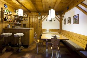 A restaurant or other place to eat at Hotel Bellaria - Cortina d'Ampezzo
