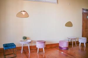 una habitación con tres mesas y tres taburetes en LX Factory guest house en Lisboa