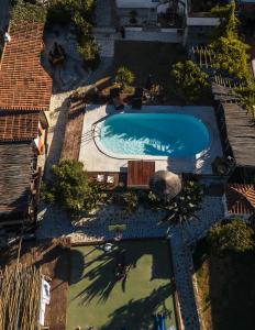 an overhead view of a swimming pool in a yard at João Jungle in Açafora