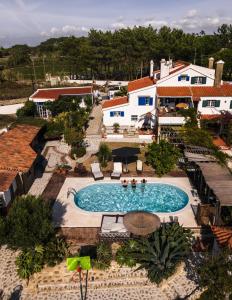 uma vista superior de uma piscina num resort em João Jungle em Açafora
