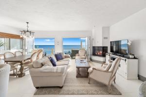 พื้นที่นั่งเล่นของ Beachfront Malibu House with 3 Decks, Jacuzzi, Sauna