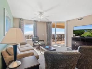 uma sala de estar com um sofá e cadeiras em Tilghman Beach and Golf Resort em Myrtle Beach