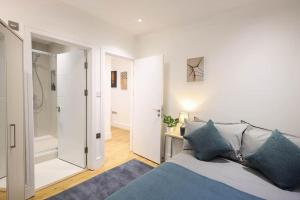 ein Wohnzimmer mit einem Bett und einem Flur in der Unterkunft City Centre, Spacious, Ensuite, Smart TV, Sofa Bed in Bristol