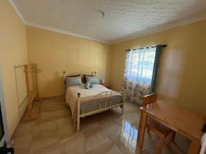 a bedroom with a bed and a window at Casa Adriano & Filomena in Portela