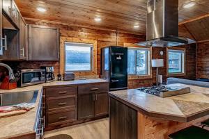 een keuken met houten kasten en een fornuis met oven bij Lakeshore Lodging Cabins and Suites in Homer