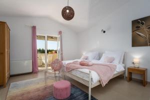 LabinciにあるVilla Cvita Domenica Enjoy Istriaのベッドルーム1室(ピンクの毛布付きのベッド1台付) +11枚の写真