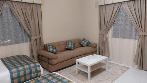 sala de estar con sofá y mesa en شقة مفروشة ليالي العروبة متميزة مؤثثة بأثاث أنيق ومريح, en Riad