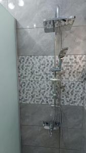 a shower with a glass door and a shower at شقة مفروشة ليالي العروبة متميزة مؤثثة بأثاث أنيق ومريح in Riyadh