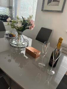 ベルファストにあるLUXURY Apartment Belfast City Centre overlooking Custom House Sqaureの- テーブル(シャンパン1本、グラス2杯付) +5枚の写真