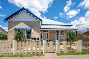 a small house with a white picket fence at Paddington Villa 2 - wi-fi, Netflix in Orange