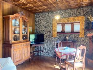 uma sala de jantar com uma mesa e um armário de madeira em IRIS - Relaxing Alpine Getaway at Ballabio em Ballabio