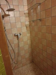 y baño con ducha y pared de azulejos. en Appartement à la montagne en Villar-dʼArène