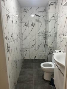 uma casa de banho com um WC e um lavatório em BROWN em Ancara