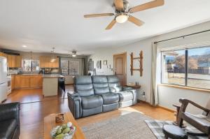 ein Wohnzimmer mit einer Couch und einem Deckenventilator in der Unterkunft Single Tree Cottage - Walk to Downtown Chama! in Chama + 20 Fotos