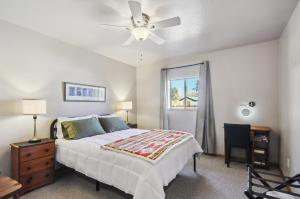 ein Schlafzimmer mit Bett und Deckenventilator in der Unterkunft Single Tree Cottage - Walk to Downtown Chama! in Chama