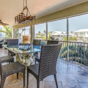 a dining room with a table and chairs at Lyons Landing in Islamorada