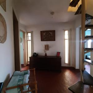 sala de estar con sofá y mesa en Mediterránea Casa Vacanza en Villa Carlos Paz