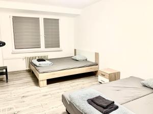1 Schlafzimmer mit 2 Betten und einem Fenster in der Unterkunft Útulný apartmán nedaleko centra in Mariánské Hory