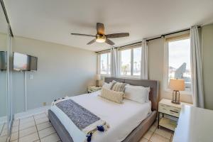 1 dormitorio con 1 cama y ventilador de techo en Oceanfront Condo with Front Patio, Gas Grill, Fire Pit - Prime Location!! en San Diego