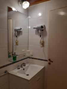 a bathroom with a sink and a mirror at DEPARTAMENTO PLANTA BAJA in Villa Nueva