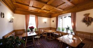 A restaurant or other place to eat at Hotel Bellaria - Cortina d'Ampezzo