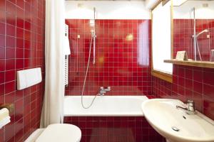 A bathroom at Hotel Bellaria - Cortina d'Ampezzo