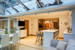 una cucina e un soggiorno con soffitto in vetro di Hot Tub/Football Court/Sleeps 12/Luxury Villa a Parkstone
