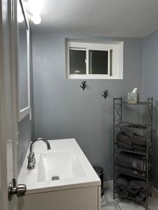 bagno con lavandino, finestra e asciugamani di Guest Suite in Lafayette a Lafayette