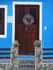 uma porta de madeira com uma coroa de flores em Casa da Marlene em Guaramiranga