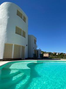 una piscina frente a una casa en Mediterránea Casa Vacanza en Villa Carlos Paz