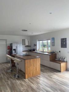 مطبخ أو مطبخ صغير في Luxury Home in Idyllic Connemara