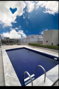 uma grande piscina com um coração no céu em Studio FG hospedagem em Maceió