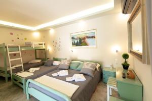 1 dormitorio con 2 camas y 1 litera en Villa Michalis, en Vlychada