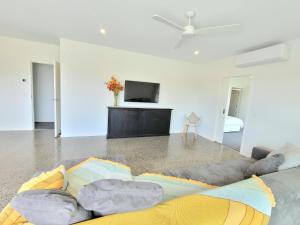 - un salon avec un canapé et une télévision dans l'établissement Hosts on the Coast - Kupe's Coastal Dream, à Whitianga