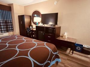 Voodi või voodid majutusasutuse FairBridge Inn Express Nyack toas