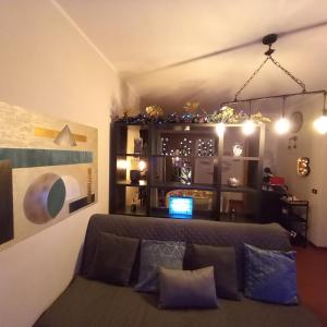 sala de estar con sofá y almohadas en Le Stanze di Morgana intero appartam. Monterotondo, en Monterotondo