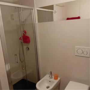 波隆那的住宿－Bilocale Marylin vicino all'aeroporto，带淋浴、卫生间和盥洗盆的浴室