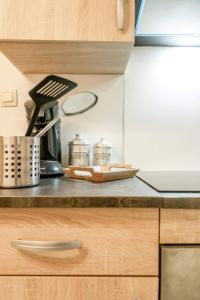 eine Küchentheke mit einer Kaffeemaschine und Küchenutensilien in der Unterkunft Appartement 2 chambres in Lüttich