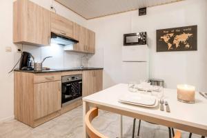 - une cuisine avec une table et un comptoir dans l'établissement Appartement 2 chambres, à Liège