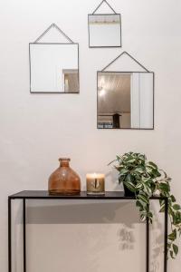 une table avec une bougie et des miroirs sur un mur dans l'établissement Appartement 2 chambres, à Liège