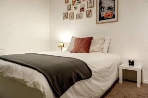 ein Schlafzimmer mit einem großen weißen Bett und einem Tisch in der Unterkunft Appartement 2 chambres in Lüttich