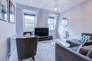 un soggiorno con divano e tavolo di Artsy Serviced Apartments - Victoria a Londra